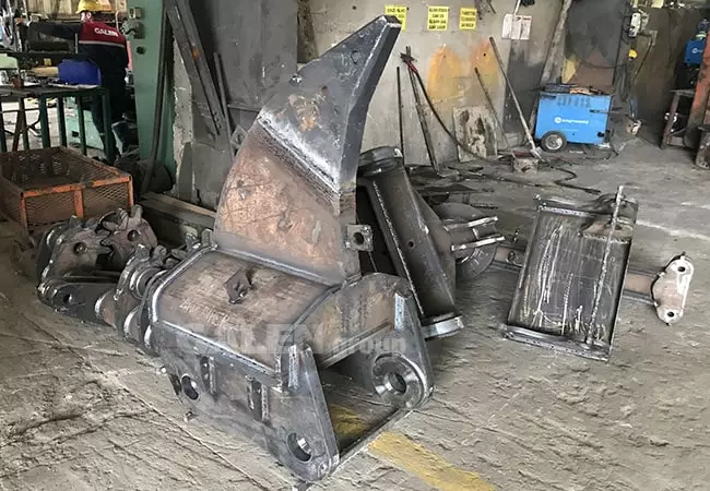 Cat345 Riper Ekskavatör Ekipmanı Maden İşletmelerinde Daha Çok Kullanılır Taş Kırma Toprak Kazma Yarayan Sonradan Eklenen Ataşmandır Gövdesi Tamamen Hardox